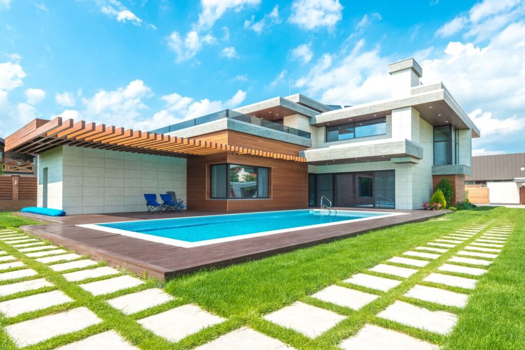 Chalet moderno con piscina y pérgola junto al agua en urbanización residencial
